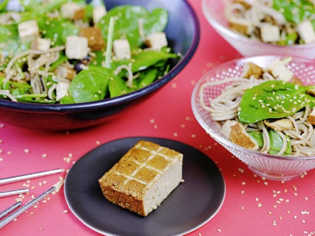 Salade de soba au tofu, shiitaké et sésame grillé par Taifun Salade de soba au tofu, shiitaké et sésame grillé par Taifun