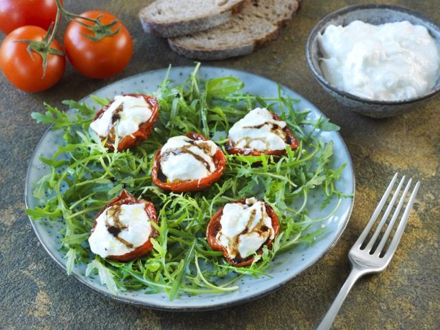 Salade de tomates confites au coeur de burrata Salade de tomates confites au coeur de burrata