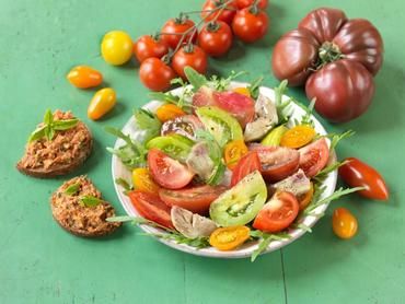 Salade de tomates et sa tartinade provençale Salade de tomates et sa tartinade provençale