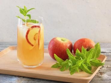 Cocktail rafraîchissant au thé et à la pomme Cocktail rafraîchissant au thé et à la pomme