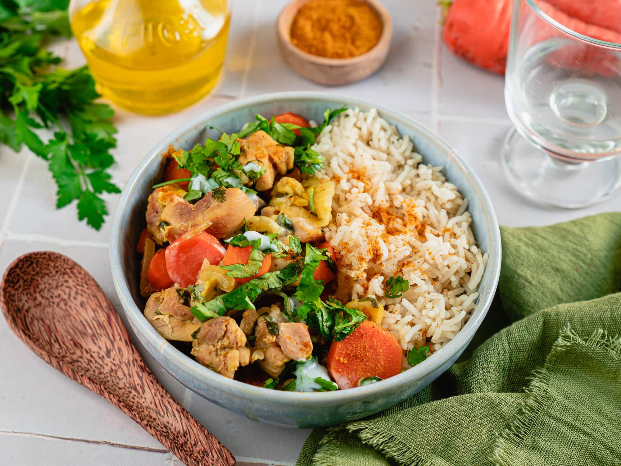 Curry de poulet à la noix de cajou et riz au cumin Curry de poulet à la noix de cajou et riz au cumin